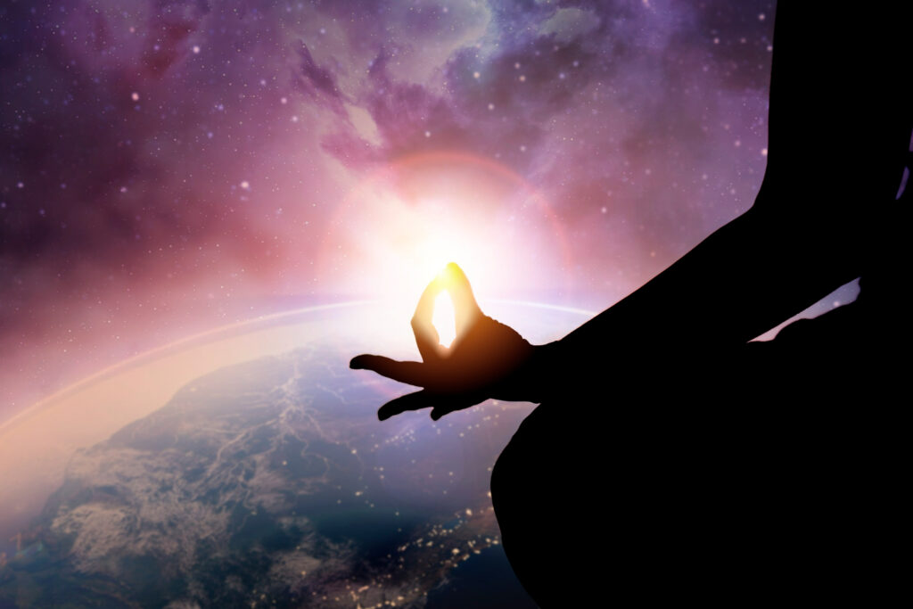 Imagem ilustrando o conceito de alma antiga, mostrando uma pessoa meditando e se conectando verdadeiramente com seu interior.