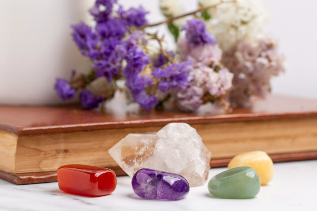 Imagem ilustrando o conteúdo sobre as pedras sagradas mostrando algumas dessas pedras em um pequeno altar.