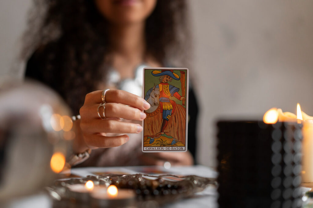 Imagem ilustrando o conteúdo sobre como usar o tarô como solução do bloqueio emocional, mostrando uma taróloga tirando cartas para seu consulente.