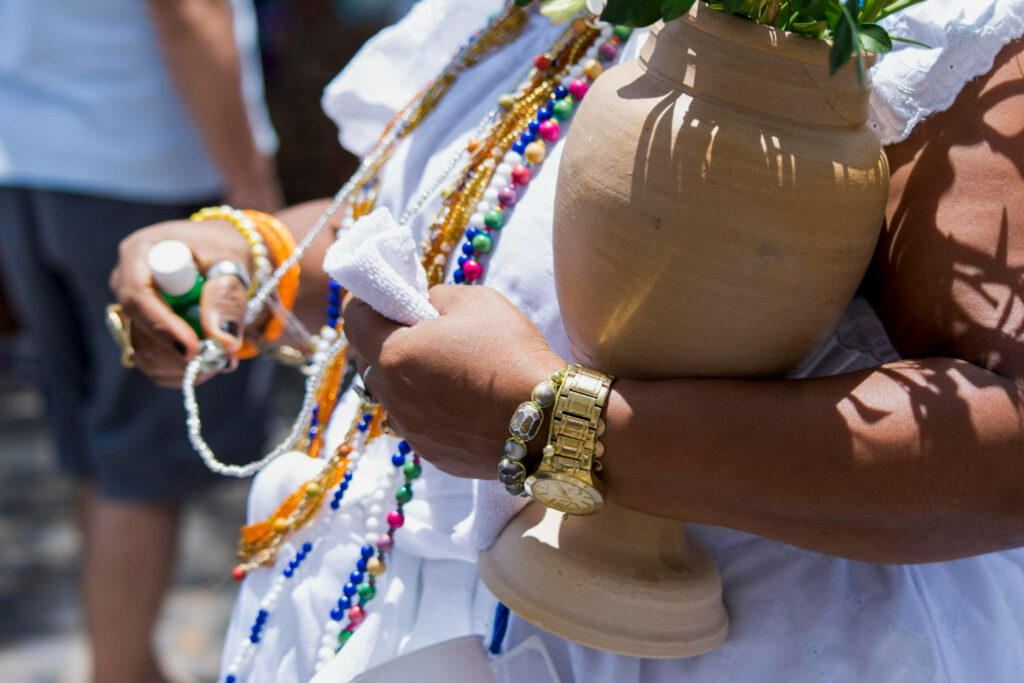 Imagem ilustrando o conteúdo sobre a umbanda sagrada, mostrando uma mulher praticante da religião com diversos ornamentos característicos.