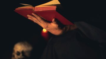 Imagem ilustrando o conteúdo sobre Merlin e o arquétipo do mago, mostrando um estudante de magia lendo sobre essa figura histórica.