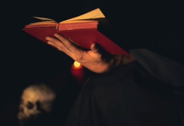Imagem ilustrando o conteúdo sobre Merlin e o arquétipo do mago, mostrando um estudante de magia lendo sobre essa figura histórica.